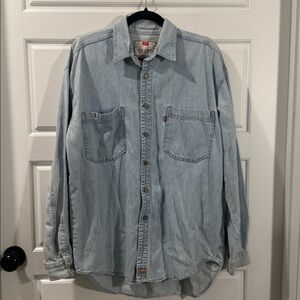 Levi’s Red Tab Light Wash Denim Button Down Shirt 100% Cotton Size medium